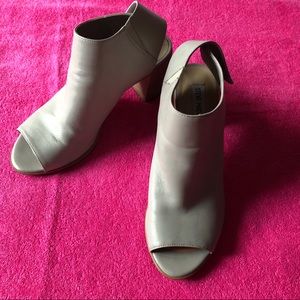 Steve Madden Natural Leather Peep Toe Booties 8.5B